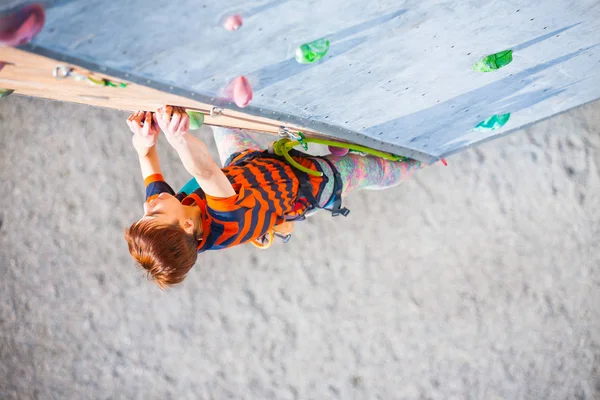 The girl climbs on the climbing wall. — Stock Photo, Image
