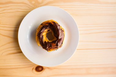 pasta plaka üzerinde.