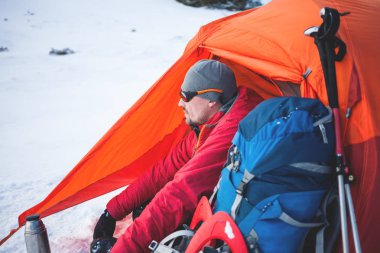 Dağcı çadırın yakınında.