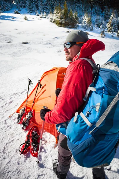 テントの近くの登山家. — ストック写真