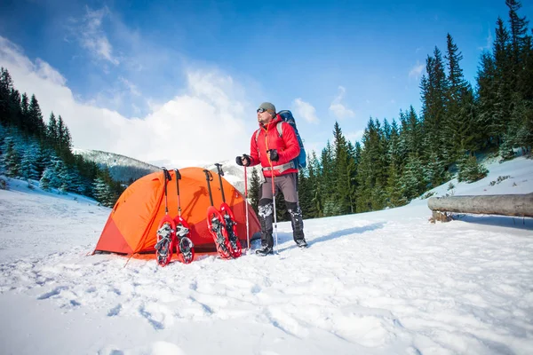 Dağcı çadırın yakınında.