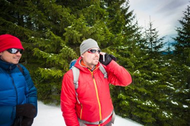 Telefonda konuşurken dağcı.