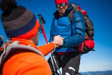 Dağlarda iki dağcı.