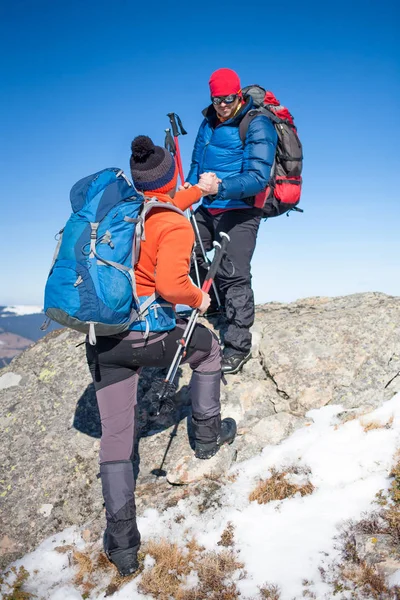 Dos escaladores en las montañas . —  Fotos de Stock