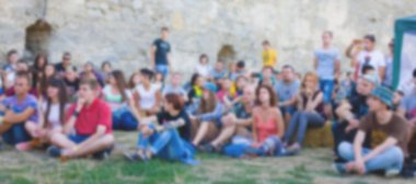 İnsanlar konserde eğleniyor..