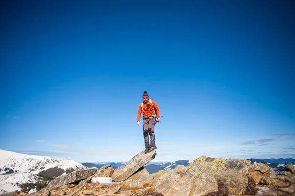 Альпініст на вершині . — стокове фото