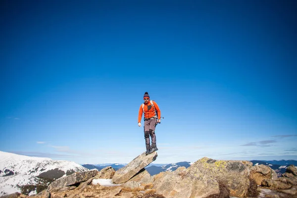 Bergsteiger an der Spitze. — Stockfoto