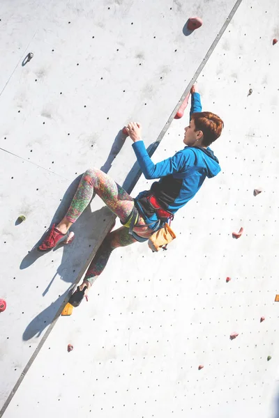 The girl climbs on the climbing wall. — Stock Photo, Image