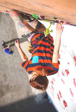 Kız tırmanma duvara tırmanıyor.