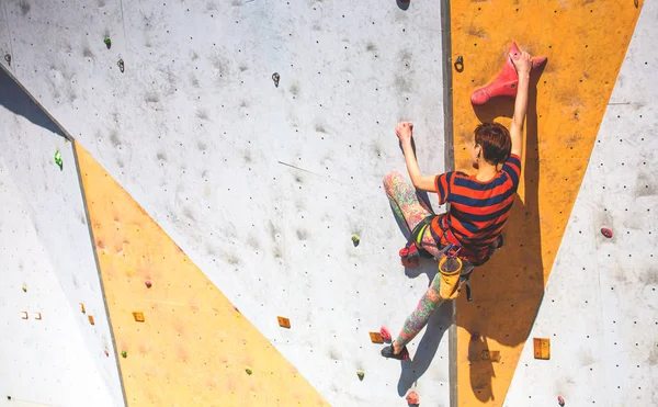 La chica sube a la pared de escalada . — Foto de Stock