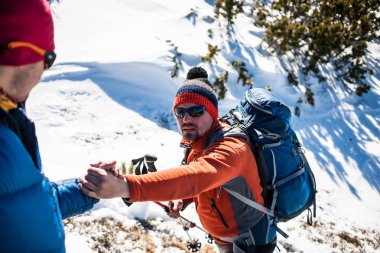 Dağlarda iki dağcı.