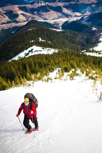 L'alpiniste est dans les montagnes . — Photo