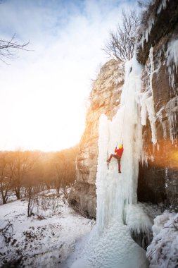 Dağcı buza tırmanıyor.