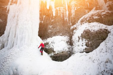 Dağcı buza tırmanıyor.