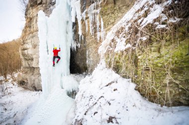 Dağcı buza tırmanıyor.