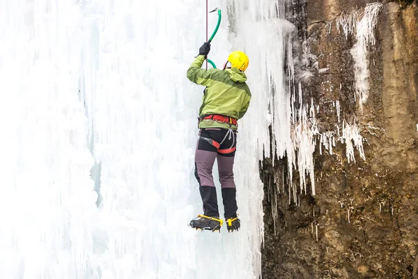 Ο ορειβάτης ανεβαίνει στον πάγο. — Φωτογραφία Αρχείου