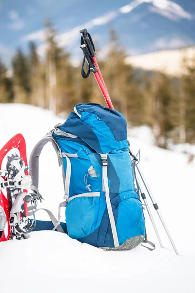 Rucksack, Schneeschuhe und Wanderstöcke. — Stockfoto