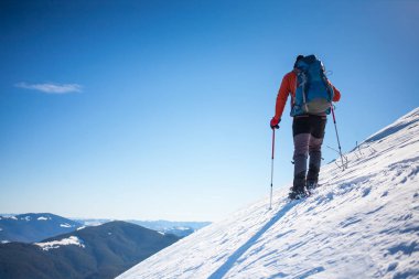 Dağcı kış dağlarda.