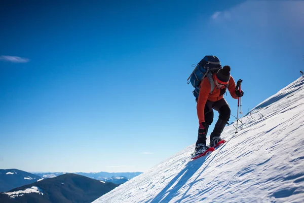 冬の山で登山者. — ストック写真