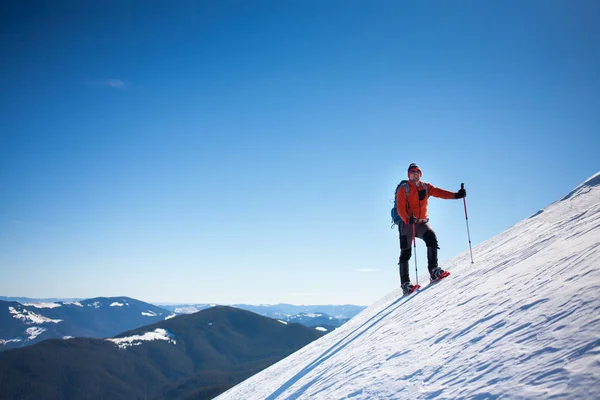 Wspinacz w górach zimą. — Zdjęcie stockowe