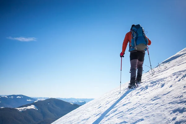 Dağcı kış dağlarda.