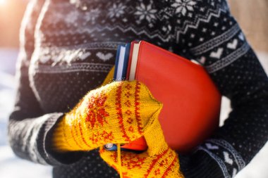 Örme kazak arka plan üzerine kitaplar.