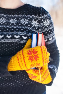 Örme kazak arka plan üzerine kitaplar.