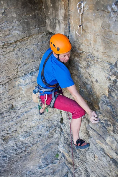 Escalador en un casco sube . — Foto de Stock