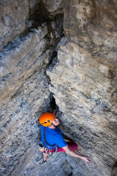 Escalador en un casco sube . — Foto de Stock