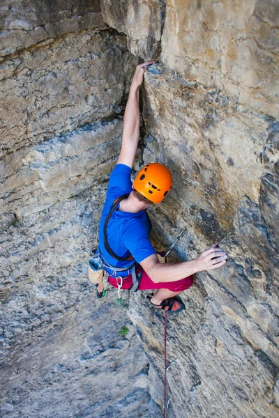 Escalador en un casco sube . — Foto de Stock