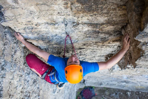 Escalador en un casco sube . — Foto de Stock