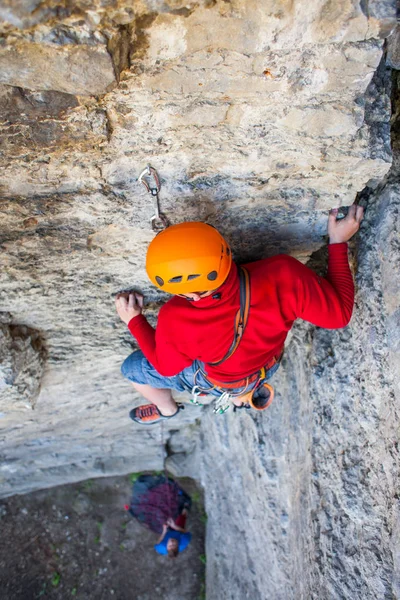 Escalador em um capacete sobe . — Fotografia de Stock