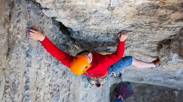 Escalador en un casco sube . — Foto de Stock