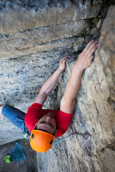 Escalador en un casco sube . — Foto de Stock