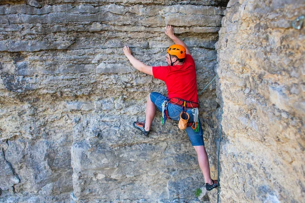 Escalador en un casco sube . — Foto de Stock