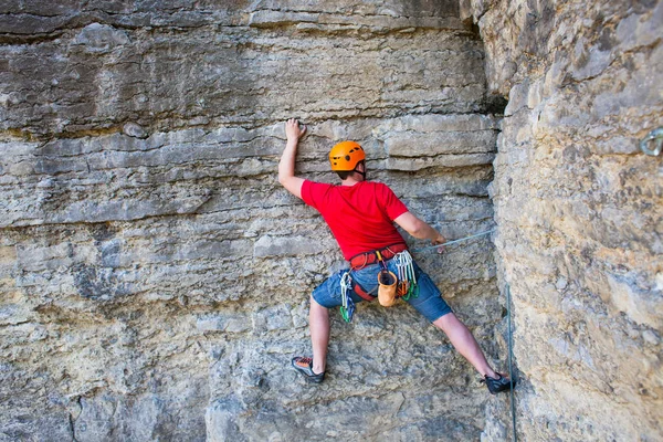 Escalador en un casco sube . — Foto de Stock