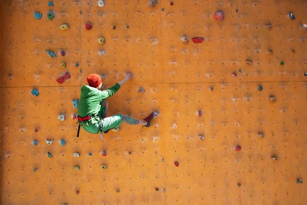 A menina sobe na parede de escalada . — Fotografia de Stock