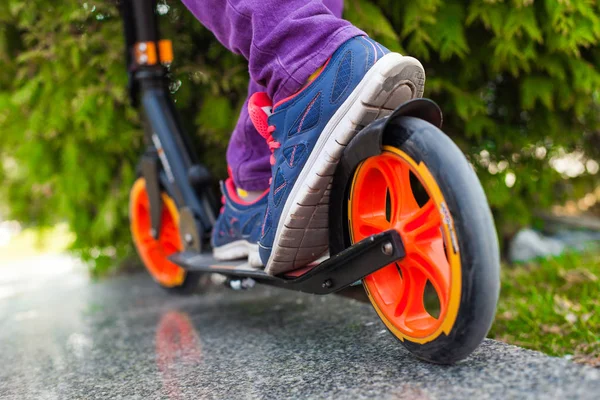 Feet on the scooter. — Stock Photo, Image
