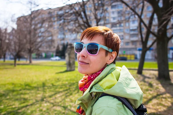 Портрет женщины в солнечных очках . — стоковое фото