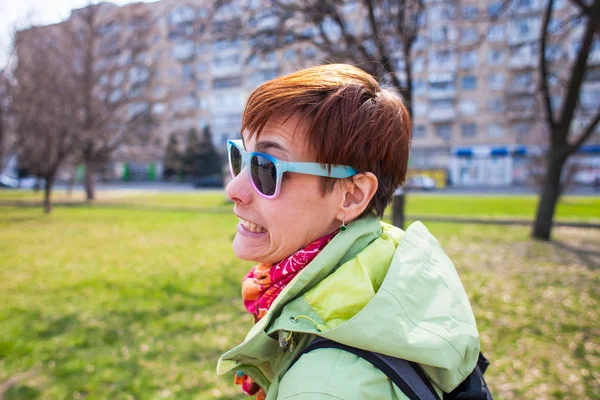 Güneş gözlüklü kadın portresi. — Stok fotoğraf