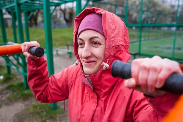 Menina está envolvida em treinador de esportes . — Fotografia de Stock