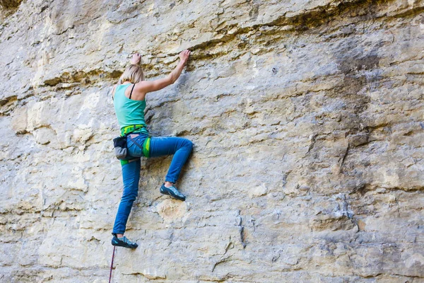 Ragazza scalatore di roccia — Foto Stock