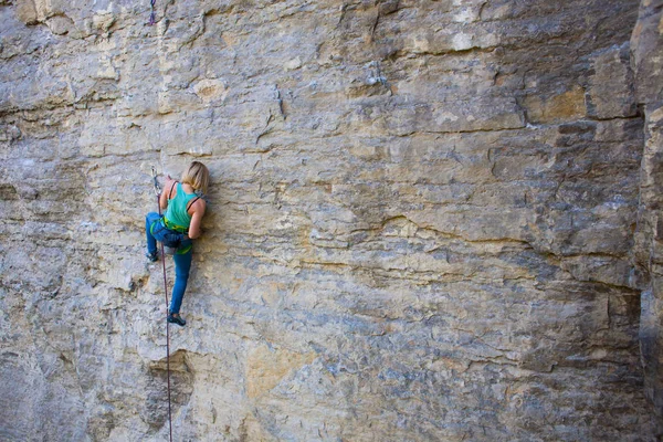 Menina escalador de rock — Fotografia de Stock