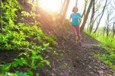 Ormanda çalışan kız