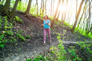 Ormanda çalışan kız