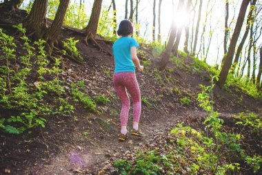 Ormanda çalışan kız