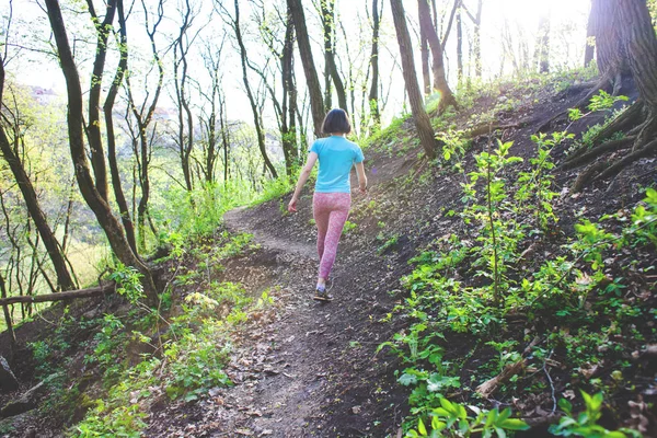 Chica corriendo en el bosque — Foto de Stock