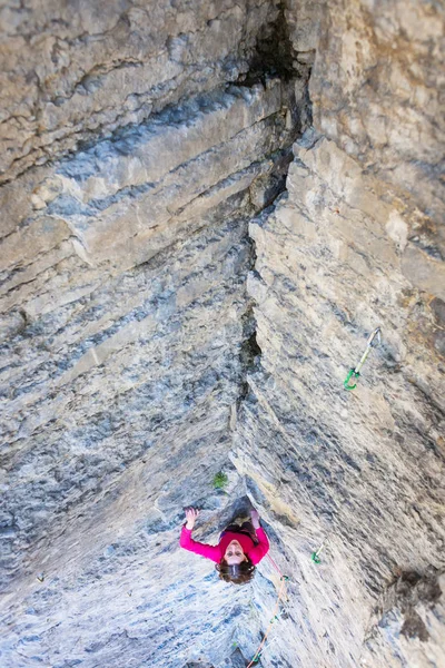 Κορίτσι ορειβάτης ροκ — Φωτογραφία Αρχείου