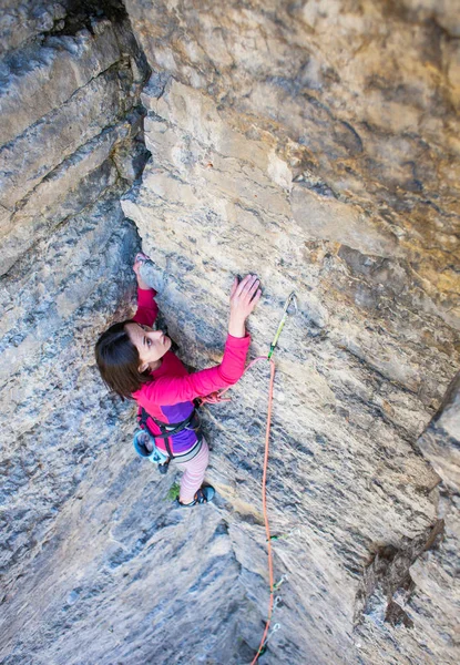 Chica escalador de roca — Foto de Stock