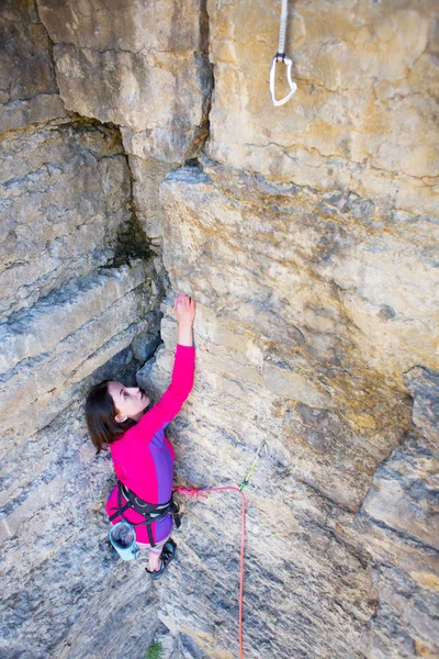 Chica escalador de roca — Foto de Stock